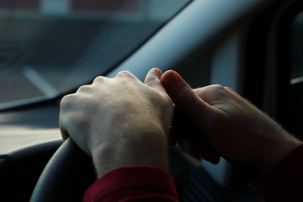 Dirigir muito perto do volante pode ser perigoso; veja dicas de segurança